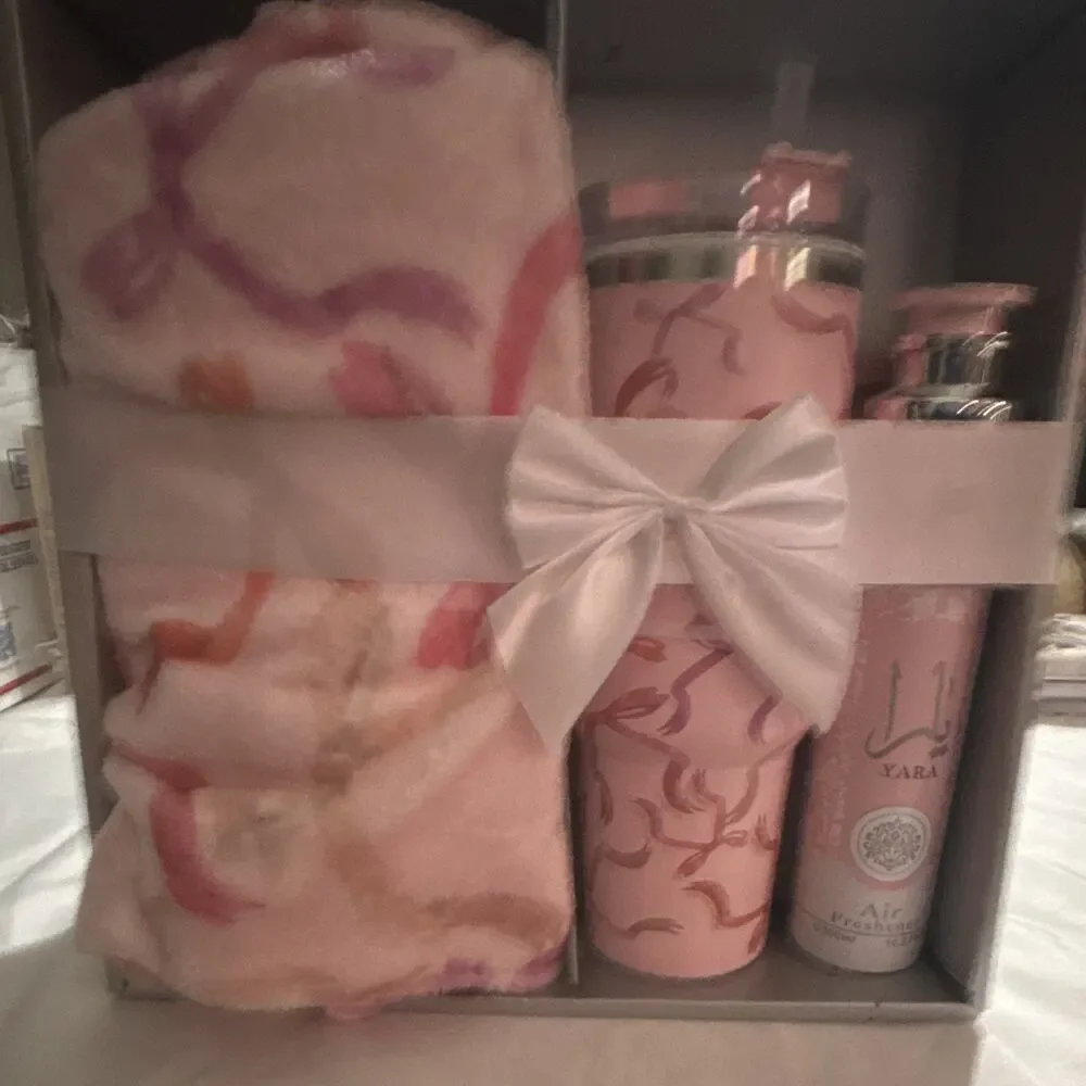 Yara Women’s Pink Gift Set Air Freshener 300ml with Floral Blanket
